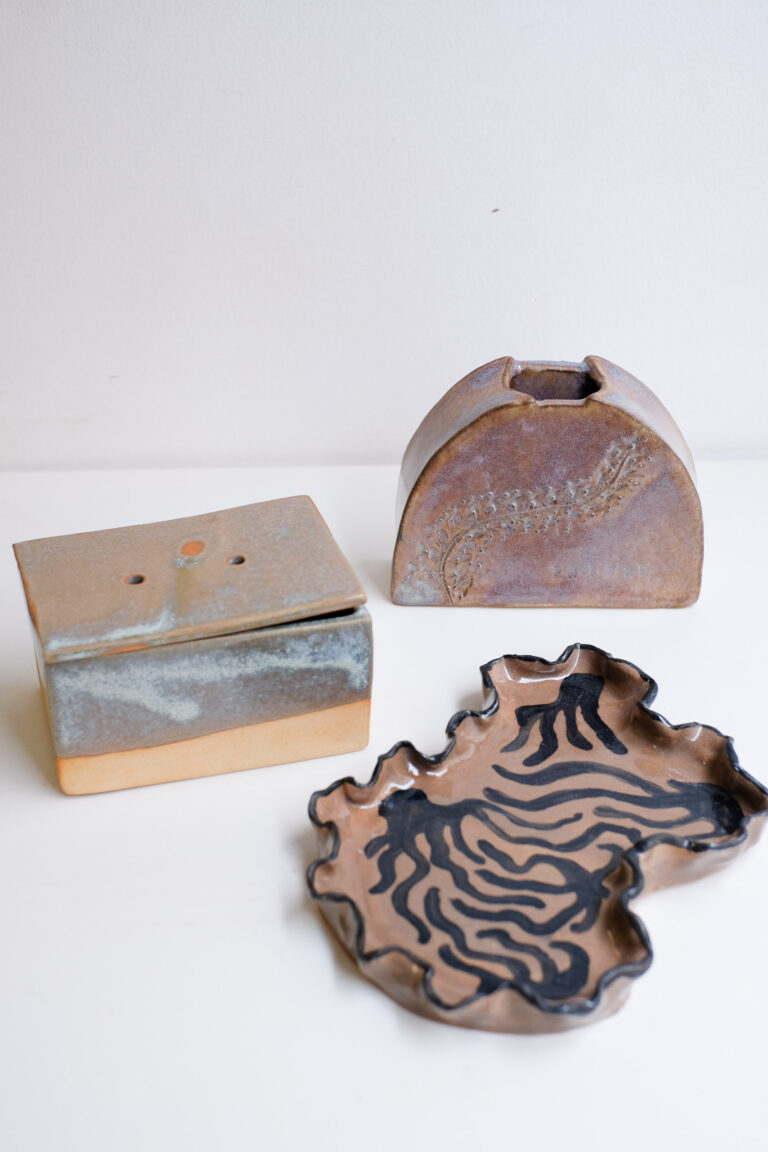Vase modelé par Justine, plateau de Mélanie et boîte modelée par Elisa