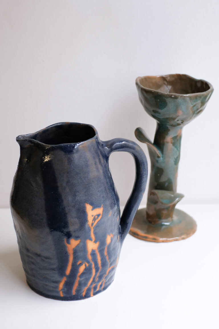 Carafe et bougeoir modelés en cours