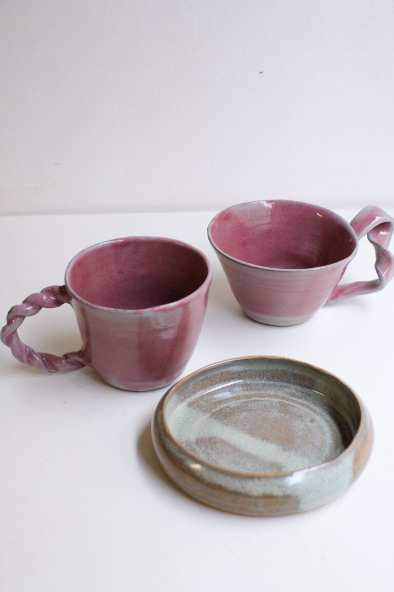 Deux tasses et une coupelle en céramique réalisées en cours
