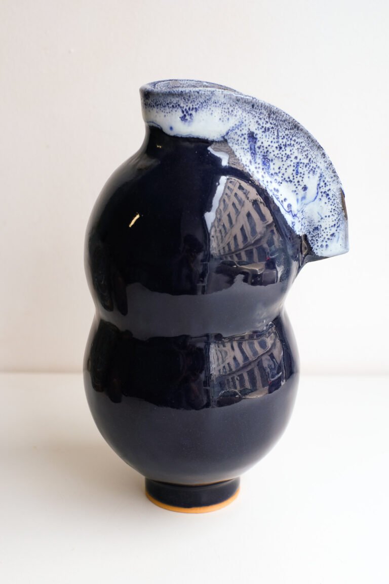 Vase en céramique tourné et modelé en cours