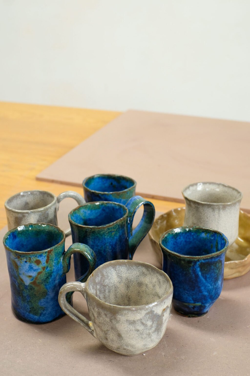Tasses modelées atelier poterie privatisation saint-étienne