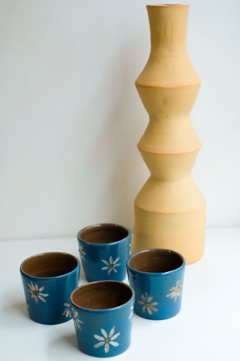 Ensemble de tasses à café et vase tournés en cours hebdomadaire